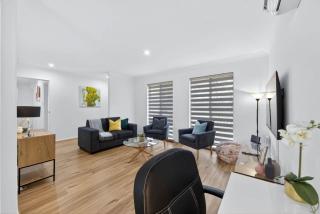 Quiet 3BR Armadale Home with Free Parking and AC - 0
