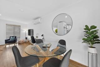 Quiet 3BR Armadale Home with Free Parking and AC - 4
