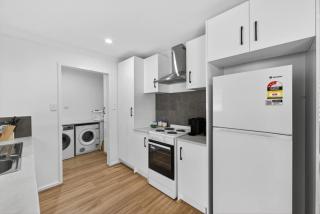 Quiet 3BR Armadale Home with Free Parking and AC - 3
