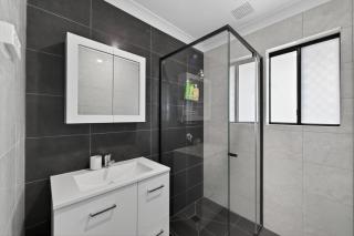 Quiet 3BR Armadale Home with Free Parking and AC - 2