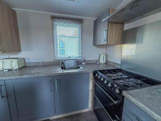 Homely 7 Berth Caravan At Manor Park In Hunstanton, Norfolk Ref 23018B - 2