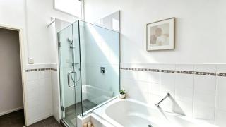 The Hidden Clifftop Gem - Ocean Views - Walk to Beach - 2 or 3 bedrooms per request - 2