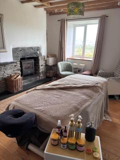 Romantic Snowdonia Cottage with Hot tub, sea & mountain views - 8
