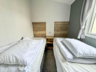 Lovely 8 Berth Caravan Ref 23028B - 3