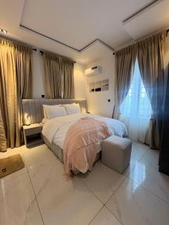Modern 2 Bedroom Apartment in Central Yaba with Wi-Fi & Free Parking - 3