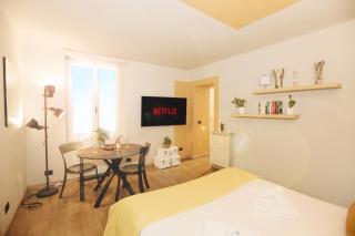 Next to Center - 1G WiFi - Netflix - Self check-in - 5