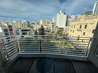 Garden View Apartment in centre of St Julians - 5