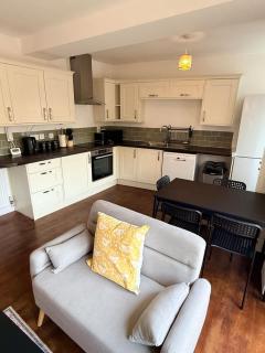 Family friendly 2 bd garden flat Englefield Green - 9