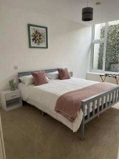 Family friendly 2 bd garden flat Englefield Green - 4