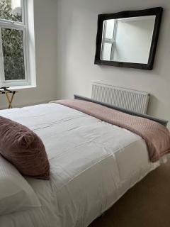 Family friendly 2 bd garden flat Englefield Green - 2