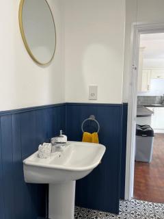 Family friendly 2 bd garden flat Englefield Green - 1