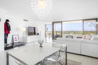 Two Bedroom Residence with Harbor Views and Floor to Ceiling Windows - 4