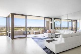Two Bedroom Residence with Harbor Views and Floor to Ceiling Windows - 3