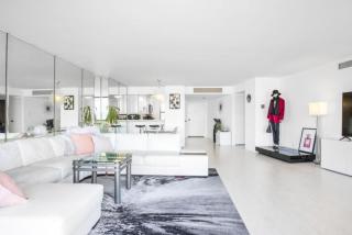 Two Bedroom Residence with Harbor Views and Floor to Ceiling Windows - 1