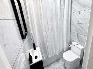Nona - Private Room 3 with Parking, Desk & Fast WiFi near Yale, Quinnipiac, SCSU & Hospitals - 4