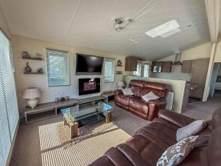 Stunning 4 Berth Lodge With Decking At Manor Park In Hunstanton Ref 23173K - 6