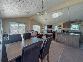 Stunning 4 Berth Lodge With Decking At Manor Park In Hunstanton Ref 23173K - 2