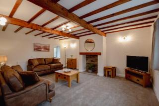 Barn End, Stylish Retreat Near Wedding Venues - 0
