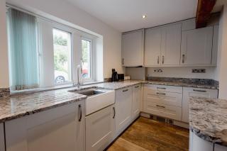 Barn End, Stylish Retreat Near Wedding Venues - 9