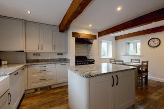 Barn End, Stylish Retreat Near Wedding Venues - 4