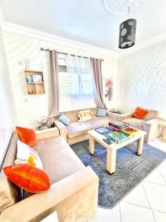 Stylish 2-Bedroom Apartment, 10 Min Drive to the Beach - 5