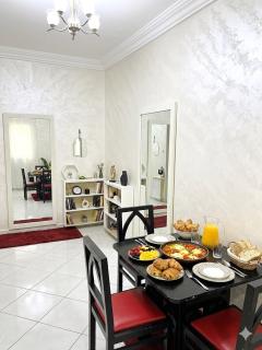 Stylish 2-Bedroom Apartment, 10 Min Drive to the Beach - 3
