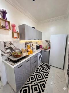 Stylish 2-Bedroom Apartment, 10 Min Drive to the Beach - 1
