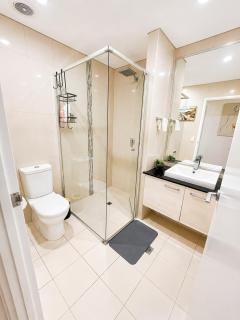 Stylish CBD Apartment with Pool, Gym & Parking - 3