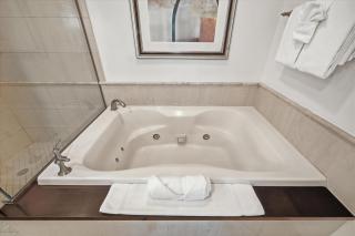 MGM SIGNATURE - Strip View Suite- FREE valet parking - 8