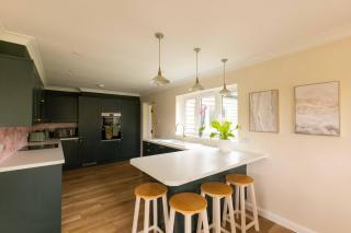 House - Sleeps 12 - Parking - Garden - 1