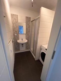 3 BR Apartment, 6 Singlebeds, 5min to Autobahn A7, Parking, Balcony - 8