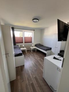 3 BR Apartment, 6 Singlebeds, 5min to Autobahn A7, Parking, Balcony - 1