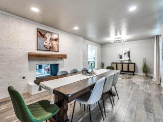 Indigo & Cedar 4BR Pool Gym Game Room - 1