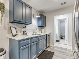Oak & Elm 2BR King & Queen Edmond, OK - 2