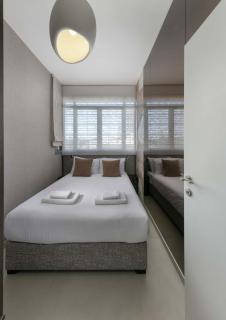 Grand 3BR with Balcony - Quiet Court - MAMAD - D80 - 1