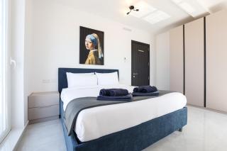 Sea View 2-Bed Apt with Private Jacuzzi Terrace - 3