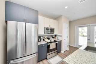 Luxury 2BR Retreat with King Beds Fast Wiff Resort Pool - Montgomery - 1