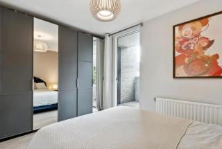 Modern 2 Bed Flat with Balcony in the Heart of Wandsworth - 6