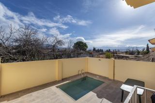 Spacious townhouse with private pool - 0