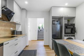Entire house - newly renovated - 8 guests - parking - 6