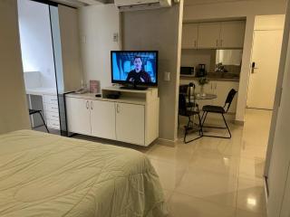 Garvey Park Hotel - 9