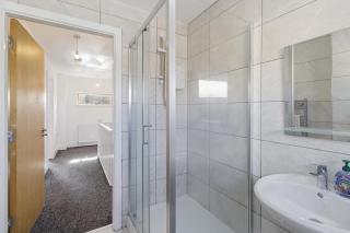 Modern 4 Bedroom House Free Parking 7 Sleeps - 1
