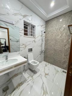 Spacious 7-Bedroom Guest House Free Wi-Fi & Parking - 7