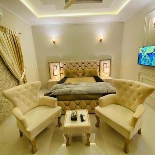 Spacious 7-Bedroom Guest House Free Wi-Fi & Parking - 2