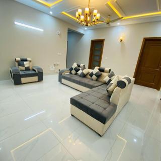 Spacious 7-Bedroom Guest House Free Wi-Fi & Parking - 0