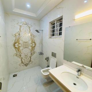 Spacious 7-Bedroom Guest House Free Wi-Fi & Parking - 1