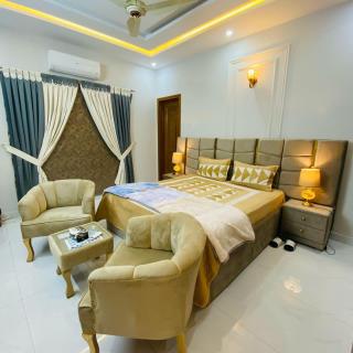 Spacious 7-Bedroom Guest House Free Wi-Fi & Parking - 5