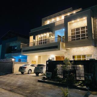 Spacious 7-Bedroom Guest House Free Wi-Fi & Parking - 8