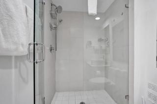 Waterfront Studio in Resort Beach Pool Gym 2405 - 1