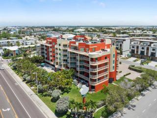 Oasis Getaways Updated Coastal Luxury - 8